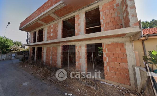 Casa bi/trifamiliare in residenziale in Via Villaggio Flora