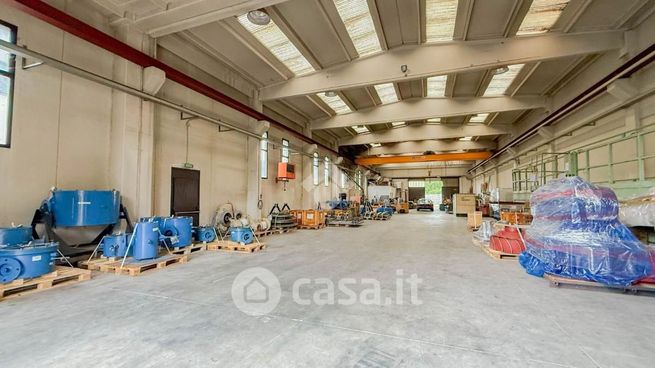 Capannone in commerciale in Via Lomellina 10