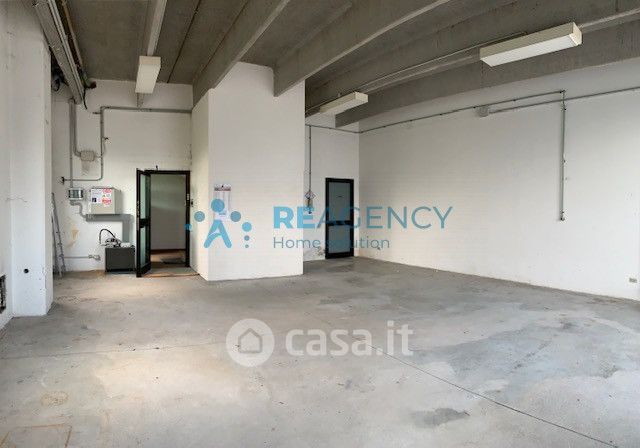 Capannone in commerciale in 