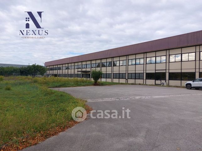 Capannone in commerciale in Via Luigi Einaudi 6