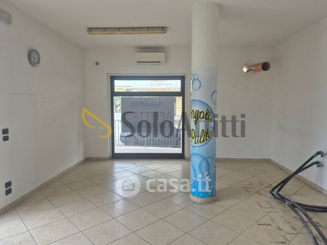 Negozio/locale commerciale in commerciale in Via Marche