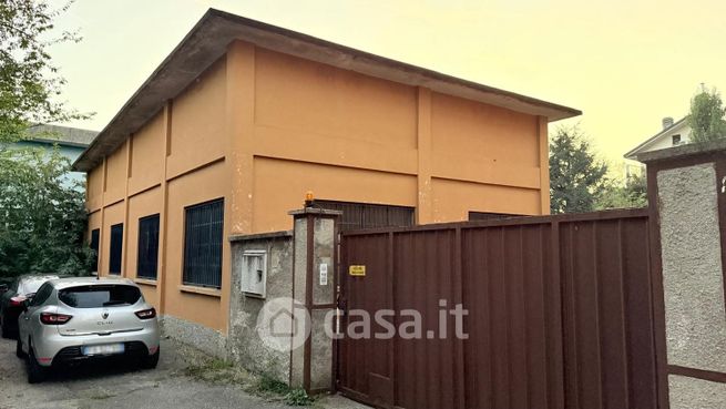 Capannone in commerciale in Via M. Pogliani