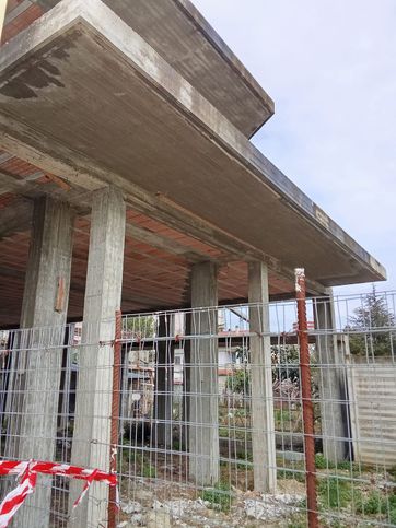 Capannone in commerciale in Via Raiale 171