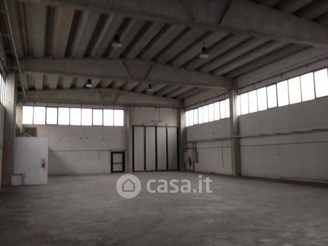 Capannone in commerciale in Via Francesco Mascherpa