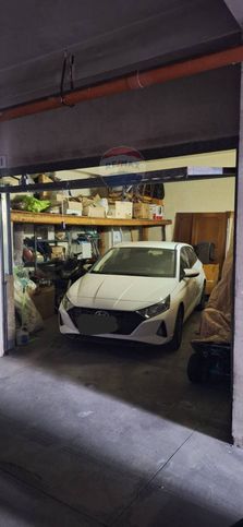 Box/posto auto in residenziale in Viale delle Medaglie D'Oro 74