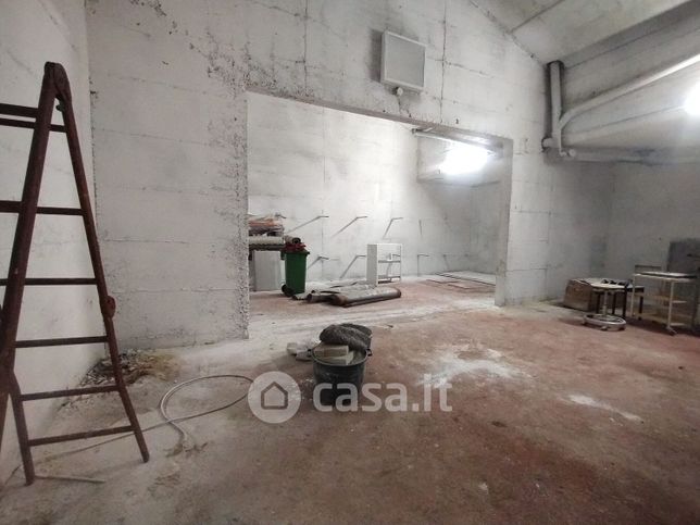 Capannone in commerciale in 