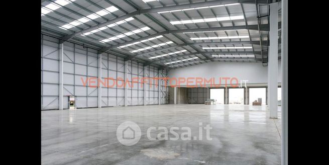 Capannone in commerciale in 