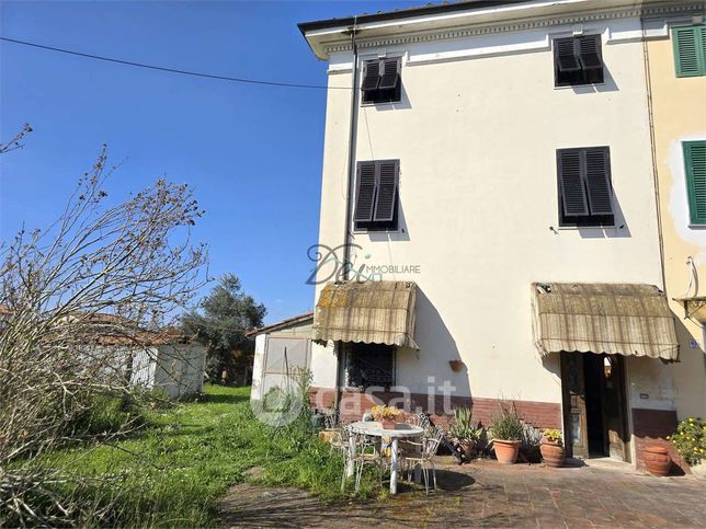 Casa bi/trifamiliare in residenziale in Via di Liso