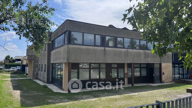 Capannone in commerciale in Via Marche