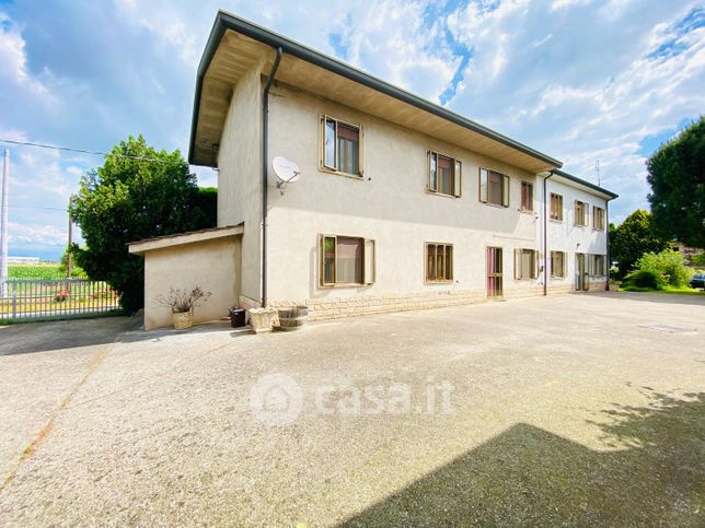 Casa bi/trifamiliare in residenziale in 