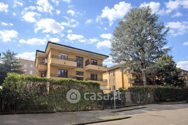 Appartamento in residenziale in Via Parini 46