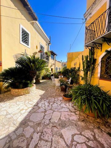 Casa indipendente in residenziale in Via Trapani Pescia