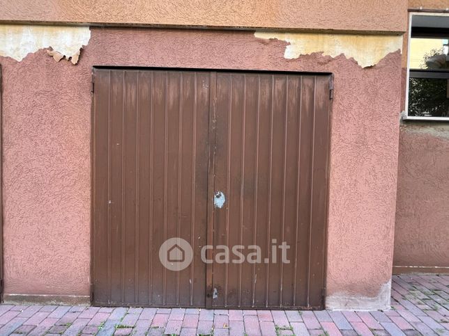 Garage/posto auto in residenziale in Via Luigi Cadorna 6