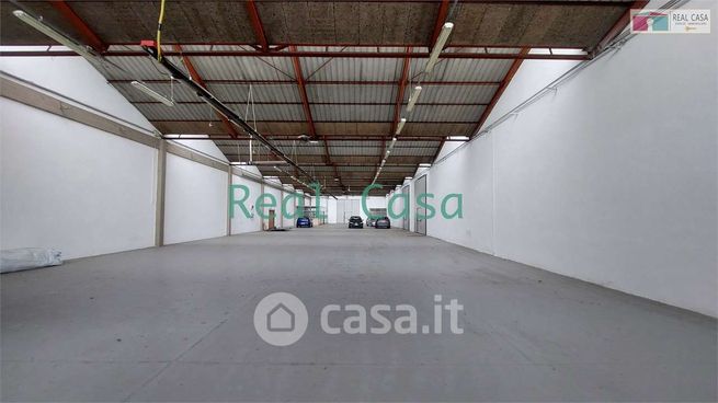 Capannone in commerciale in 