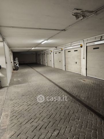 Box/posto auto in residenziale in Viale della Vittoria 16