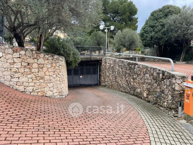 Box/posto auto in residenziale in Via Laiolo 53