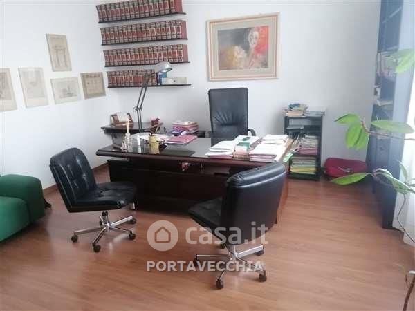 Ufficio in commerciale in 
