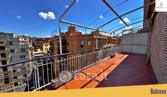 Attico/mansarda in residenziale in Via Camillo Porzio 11
