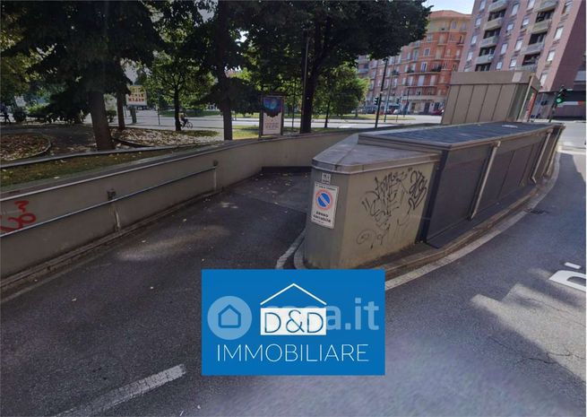 Box/posto auto in residenziale in Piazza Adriano 11