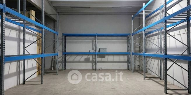 Capannone in commerciale in 