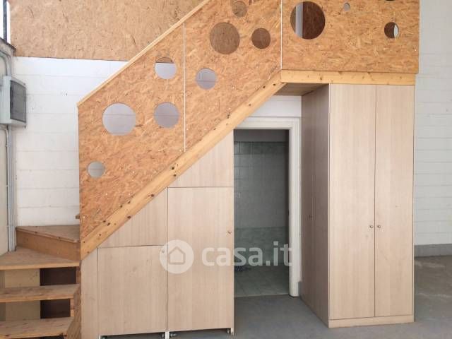 Capannone in commerciale in 