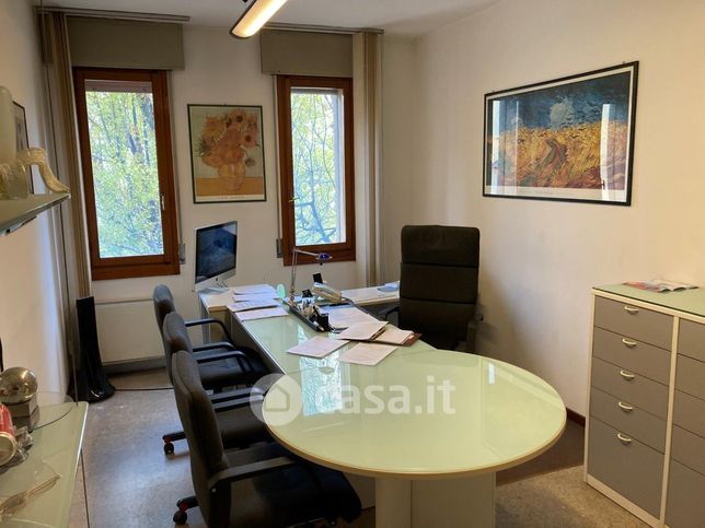 Ufficio in commerciale in 