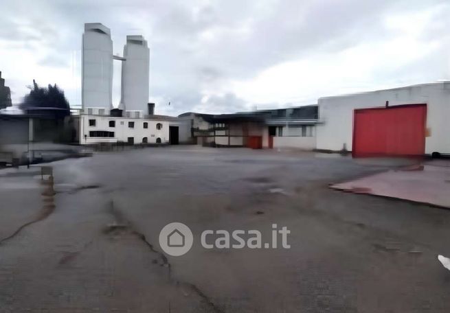 Capannone in commerciale in Via dell'Industria