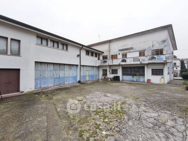 Capannone in commerciale in 
