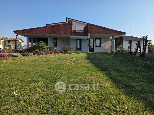 Casa bi/trifamiliare in residenziale in Via per Cerro Maggiore