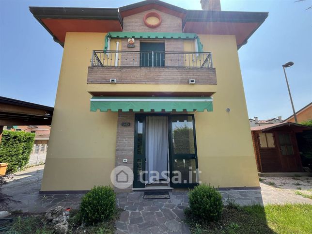 Casa bi/trifamiliare in residenziale in Via Nicola Calipari 16