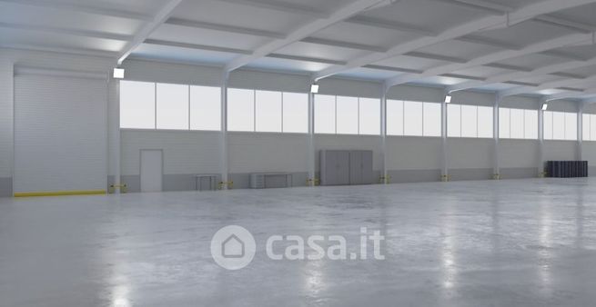 Capannone in commerciale in 