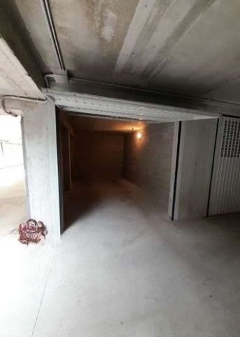 Box/posto auto in residenziale in Via E. Sacchetti 12