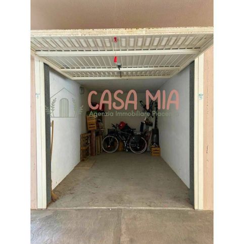 Garage/posto auto in residenziale in Via Vescovi