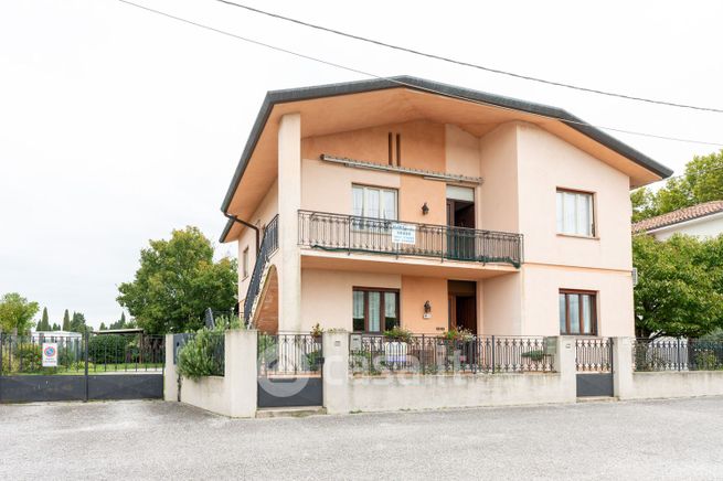 Casa bi/trifamiliare in residenziale in Via Val Pesarina 4