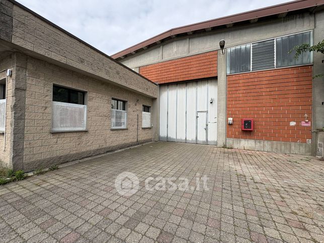Capannone in commerciale in 