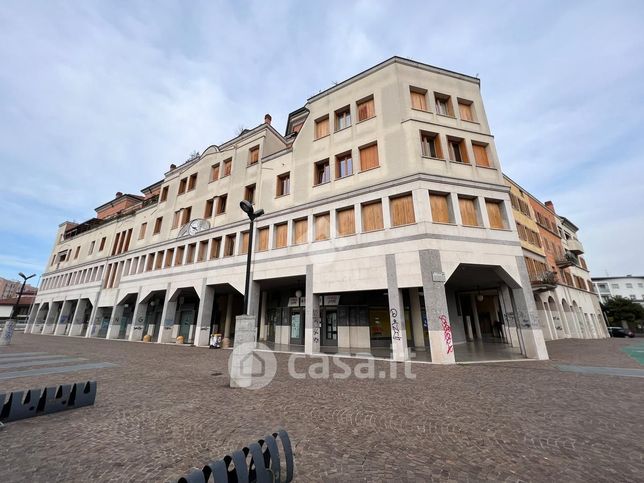 Garage/posto auto in residenziale in Via Luigi Cadorna 9