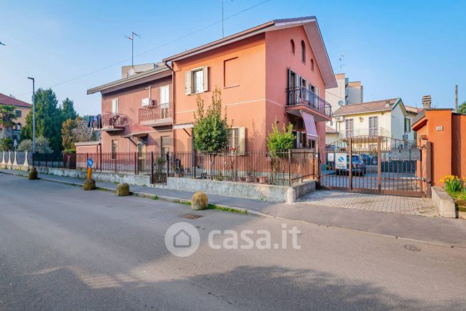 Villa in residenziale in Via dei Giganti 25
