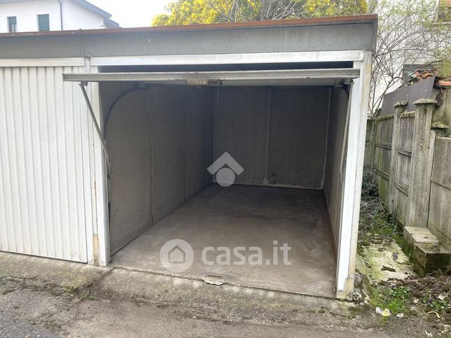 Box/posto auto in residenziale in Via Toscana 9