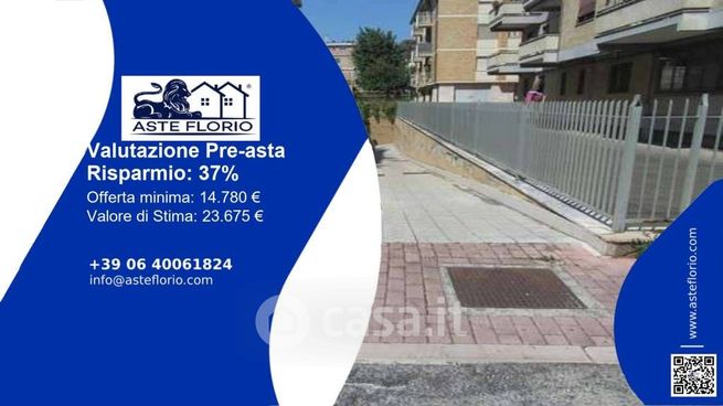 Box/posto auto in residenziale in Via III Ottobre 7