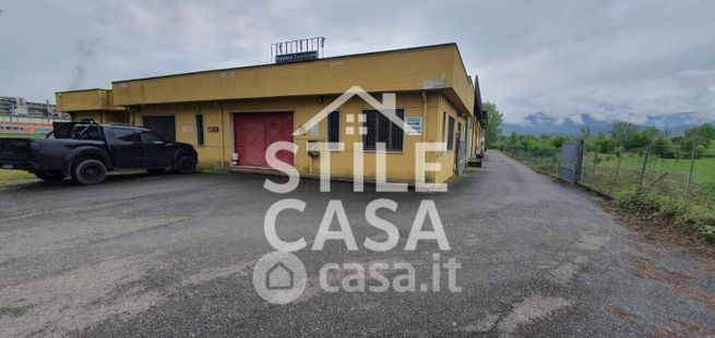 Capannone in commerciale in