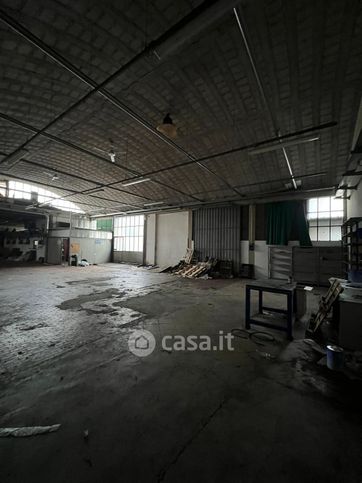 Capannone in commerciale in Via Villa Fontana
