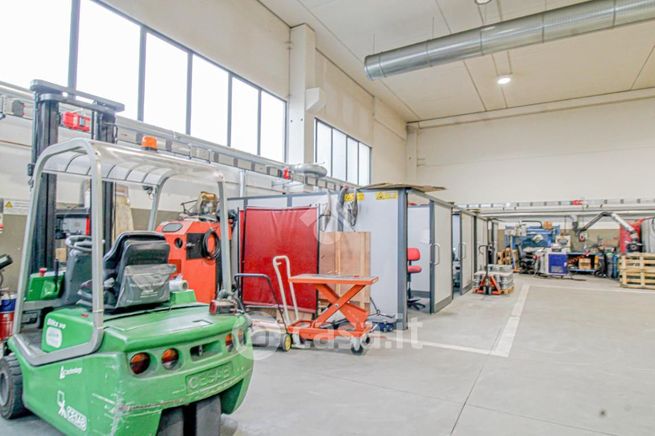 Capannone in commerciale in Via Faletti 34