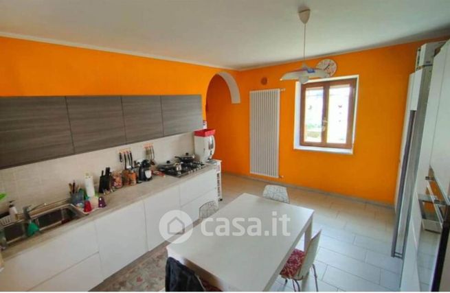 Casa bi/trifamiliare in residenziale in 