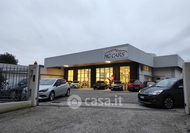 Capannone in commerciale in 