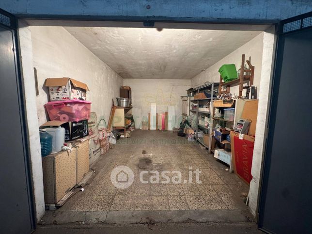 Box/posto auto in residenziale in Viale Abramo Lincoln 119