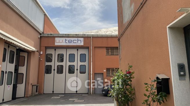 Capannone in commerciale in Via Nuova dei Campi