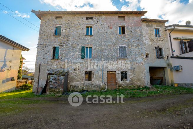 Rustico/casale in residenziale in Via Mezzaluna 22