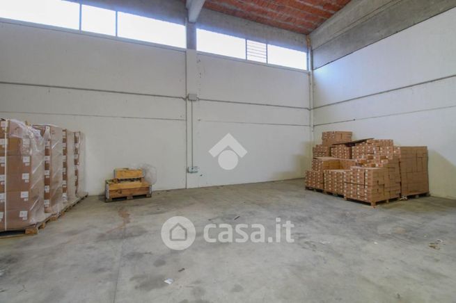 Capannone in commerciale in 
