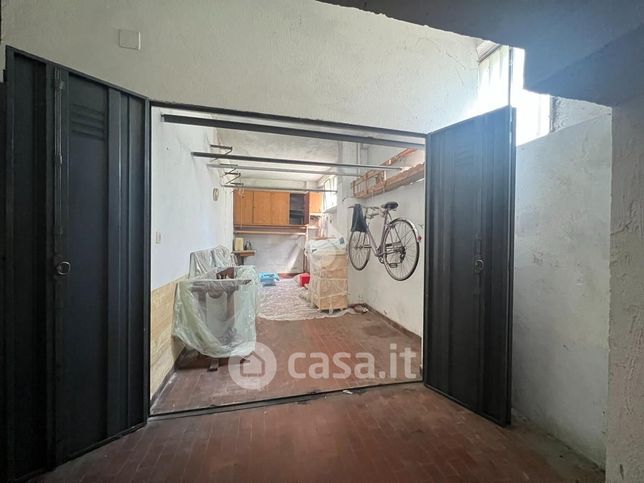 Box/posto auto in residenziale in Via Giovanni Giolitti 4