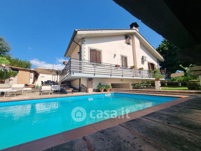 Villa in residenziale in Via Terenzio 6